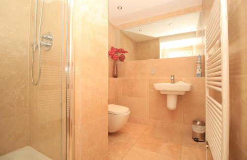 BEACHSIDE SPACIOUS apartment, private garden - Foto 13