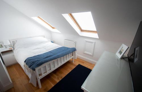 Spacious Victorian 4 Bed l Cocktail Bar Spa Bath Workspaces - Photo 9