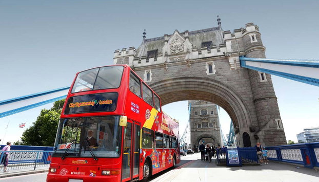 Bus touristique de Londres, City Sightseeing - Foto 4, Bus de City Sightseeing à côté du London Bridge