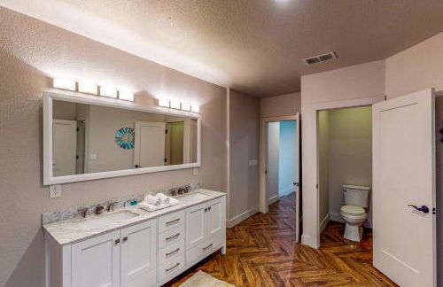 Hot Tub and Views Luxe Lake Bridgeport Retreat - Foto 17