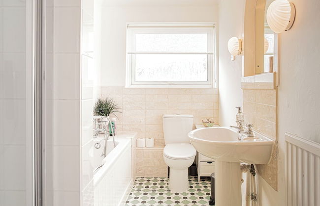 Central 2 Bed House w/ Garden and Free Parking! - Photo 79