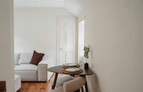 Charming Central Mews Home with Secure Parking - Foto 8