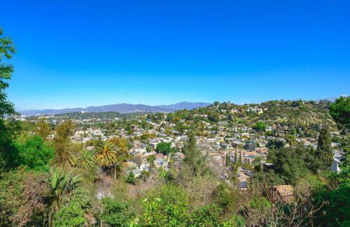Scenic Retreat with Deck & Stunning Views in LA - Foto 24