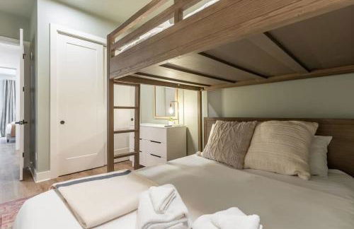 Here You Come Again by Stay Local Nashville - Foto 35