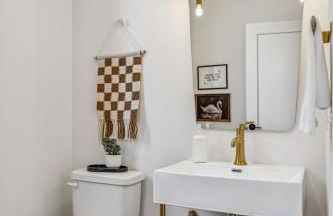 Modern Multi-Level Retreat with Rooftop Hot Tub - Foto 41