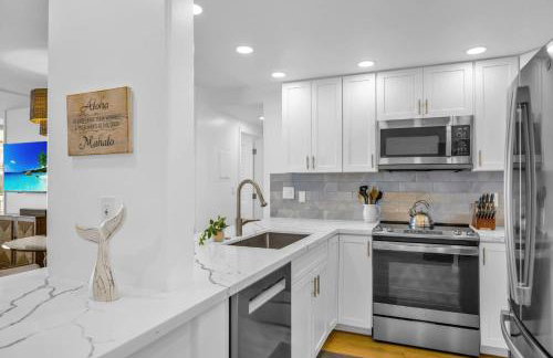 Oceanfront Modern Coastal Remodel - Serene Sunsets & Relaxation on Large Lanai - Foto 18