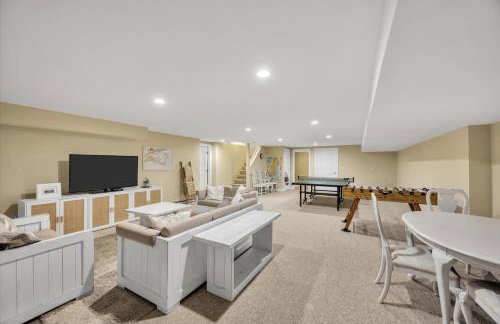 Stay 1 Block from Ocean at 7-Bed Retreat with Yard, Deck and Game Room, Host Up to 22 Across 16 Beds, Gas Fireplace, Gas Grill, Ample Parking, Walk to Menauhant Beach, Perfect for Family Getaway, 24 Hr Hospitality - Foto 69