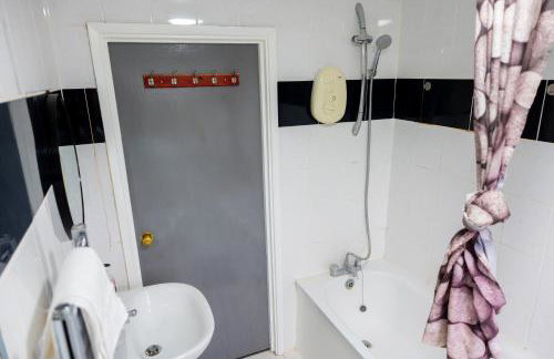 Beautiful Modern Home in London, Free Parking, Family Home, Sleeps 9, Close to Railway Station - Foto 16