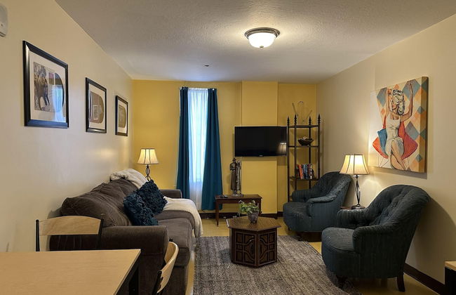 2 Bedroom Downtown Apt City Views Park Walk - Photo 1