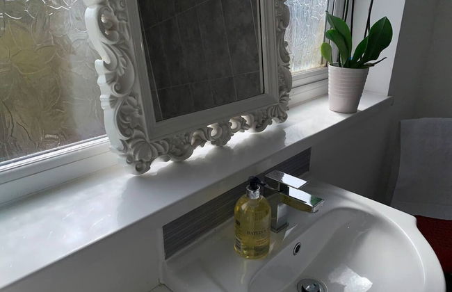 Large 5 Bed House / Wolverhampton + Parking - Foto 13