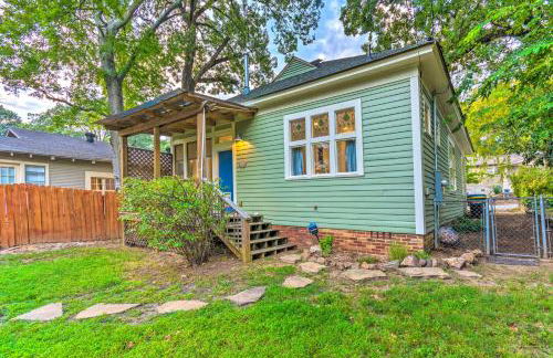 Colorful Cottage with Deck about 5 Mi to Downtown! - Foto 24
