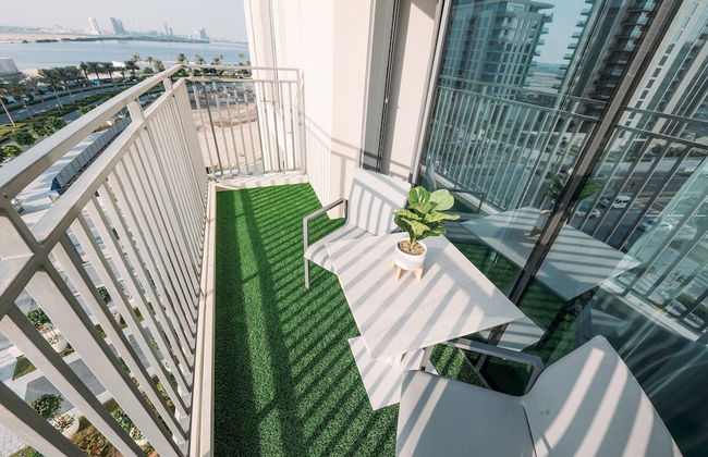 Elegant Stay: Balcony & Stunning Dubai Creek Views - Photo 33