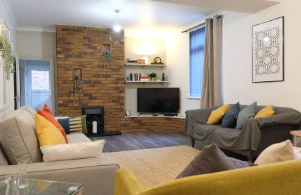 Lovely 5 Bedroom Home w Garden near Northampton - Photo 57