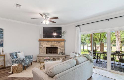 The Benjamin I - 2022 Built Luxury Retreat with Backyard Paradise with Hot Tub Outdoor Movie Screen Dock & Boat Rental - Foto 12