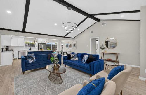 Perfect Getaway Home w Pool Jacuzzi Cinema Room - Photo 8