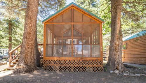 The Cottonwood Cabin #17 at Blue Spruce RV Park & Cabins - Foto 3