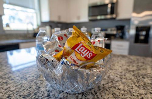 COZY home with fenced patio - Foto 55