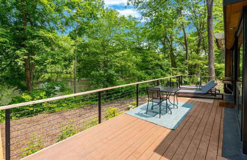 Modern Riverside Cabin w Hot Tub Fire Pit Kayaks - Foto 26