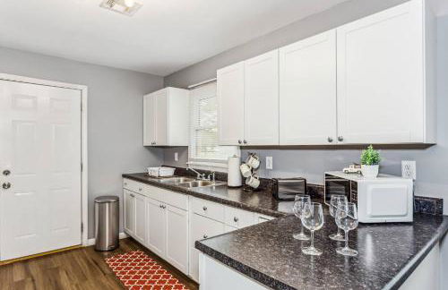 King, Gazebo & Private HotTub~ WestWichita - Photo 22