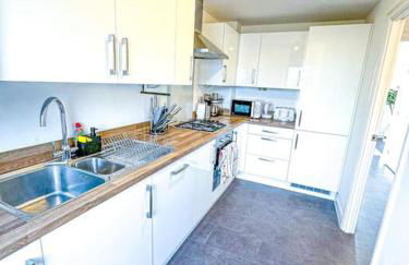 City Centre 3 Bedroom House Sleep upto 9 Guests with Garden and Parking - Foto 56