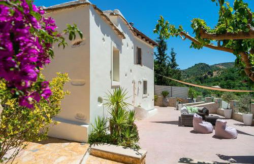 Verekinthos Villas - Pool, Hot Tub, BBQ, Kids Playground, Stunning Mountain Views - Photo 37