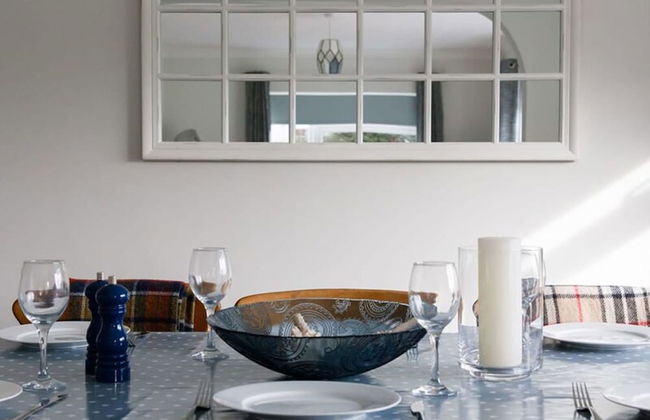 Coastal Retreat for 8 With Hot Tub - Walk to Beach - Foto 16