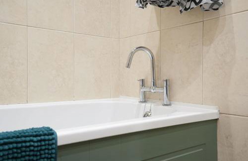 Stupton House, Large 3 Bed House that Sleeps 8 with Full Size Pool Table & FREE Parking - Hosted by Stay Host Save - Foto 26