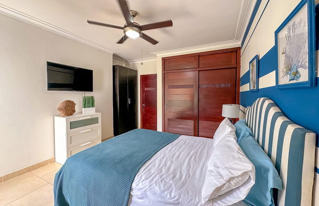 Incredible 3 BR Penthouse w BBQ Jacuzzi - Photo 9