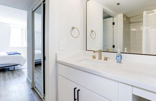 2BR Urban Oasis DC Access with Lux Comforts - Foto 58