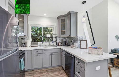 Angie Oasis Yard, Loft & Stocked Kitchen - Photo 8