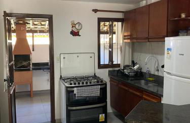 AP06 Espaçoso a 3 Minutos a Pé da Praia de Taperapuã, Acomoda até 8 Pessoas! - Foto 11