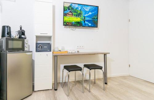 Private room #3 with Queen size, ground floor, AC, 2min to RAB - Foto 8