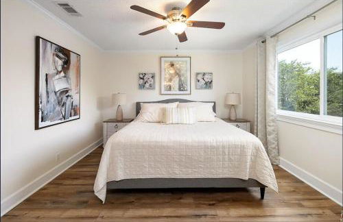 Relaxing Lakeview Stay Near Beach w Pool - Foto 9