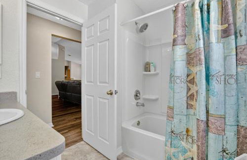 Spacious 4BR Retreat with Heated Pool & Spa home - Foto 40