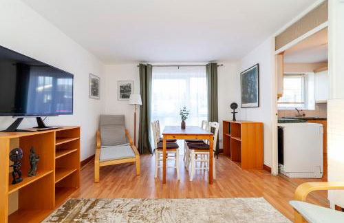Bright 2BR flat off trendy Chiswick High Road - Photo 3