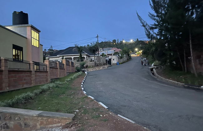 The Mugabi's Spacious Private Room - Foto 49