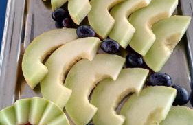 Garagem para 3 carros Morada Valentim é uma Casa dois quartos climatizada em Paracuru, 2 decks, piscina, portão automático, cerca elétrica com conforto e qualidade para você! - Foto 11