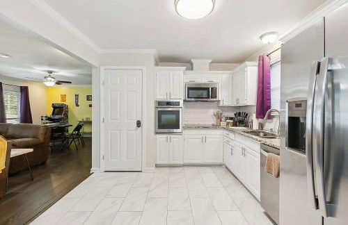 LSU Slammer Arcade 4 5 mile to LSU Private Yard - Foto 17