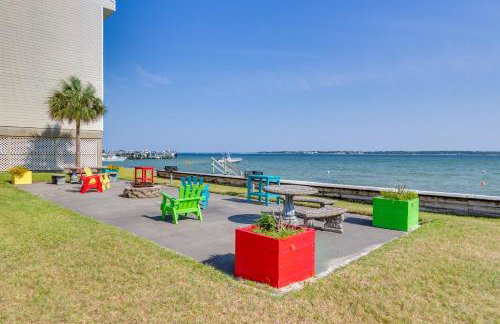 Bayfront Pensacola Beach Condo with Pool and Elevator - Foto 22