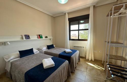 Casa grande de tres plantas con parking gratis - Foto 9