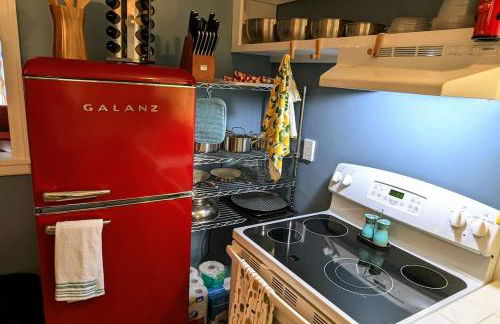 Kitchen, Laundry & Fenced Yard - Foto 10