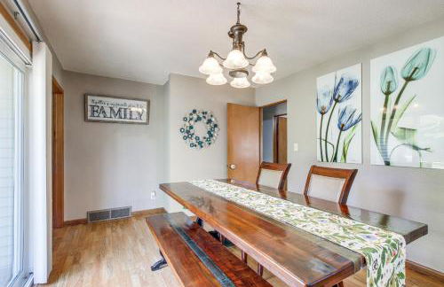 Walk to Park Waterloo Home with Furnished Deck - Foto 13