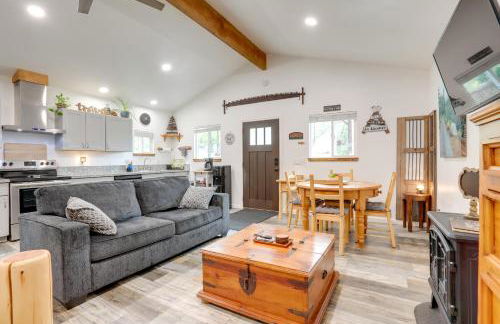 Cozy Cottage with Park Pass, 1 Mi to Jenkinson Lake! - Foto 1