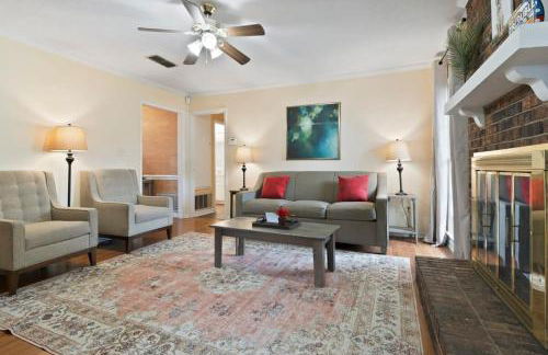 Large Fenced Yard near Midtown- Shamrock Stay - Foto 7