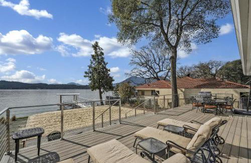 Sandy Feet Retreat -- Lakefront Retreat With Sand Volleyball Court! - Foto 1