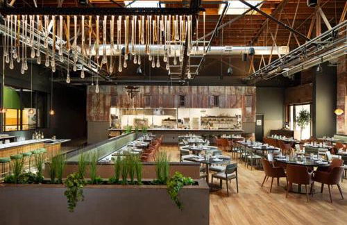 Stylish 3 Bed Retreat, Rooftop, Parking, Sleeps 10, Ensuite Baths, Bunk Room, Gourmet Kitchen, Cozy Living Space, Rooftop Views & Fire Table, Near Downtown, Distilleries & Marathon Village, 24 Hr Hospitality - Foto 33