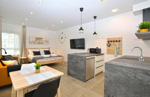 Black & White Studios - Photo 6