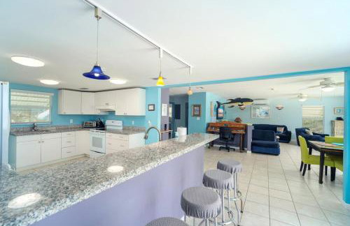 Waterfront Beach House with Dock & Heated Pool - Foto 15