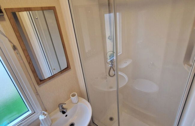 Serene Chalet Retreat in Chichester - Photo 11