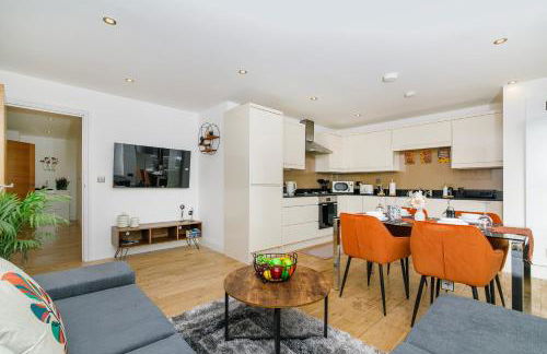 Modern Top-Floor 2-Bedroom, 2-Bathroom Apartment with Lift & a Private Balcony, Sleeps 6 - Foto 8